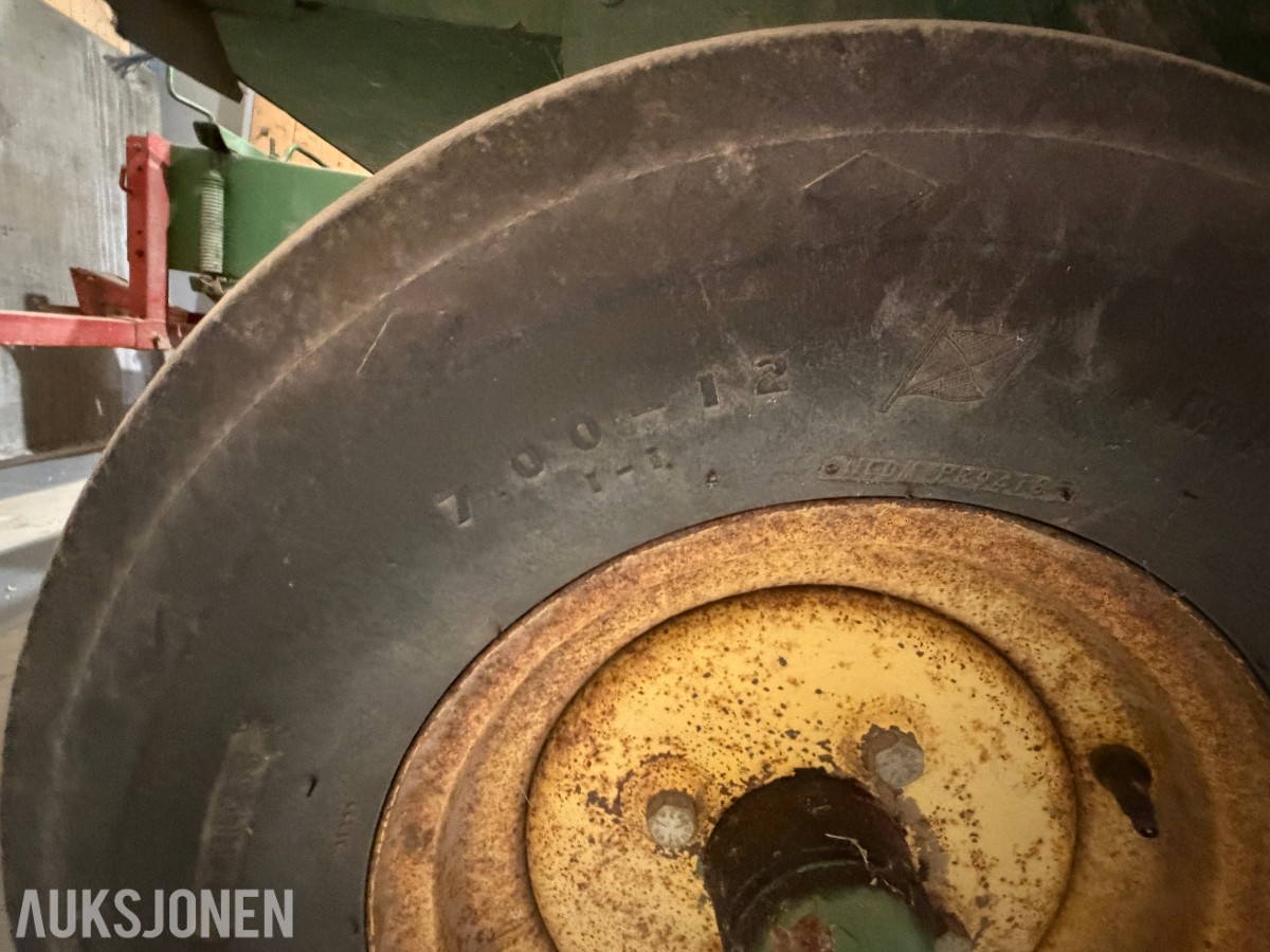 John Deere E0332 Firkantpresse - traktormontert - med pickup