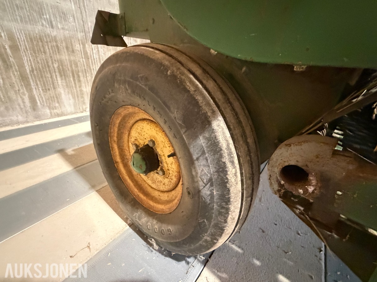 John Deere E0332 Firkantpresse - traktormontert - med pickup