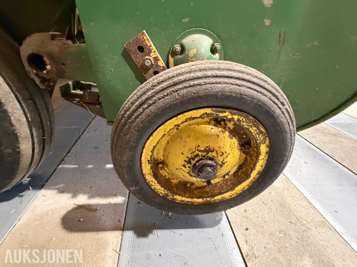 John Deere E0332 Firkantpresse - traktormontert - med pickup