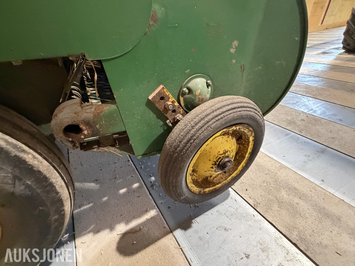 John Deere E0332 Firkantpresse - traktormontert - med pickup