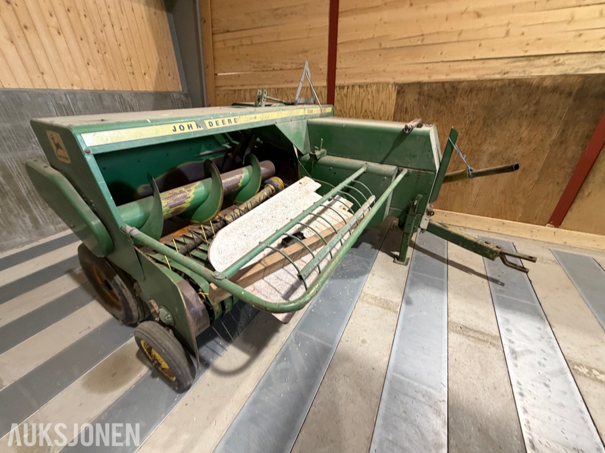 John Deere E0332 Firkantpresse - traktormontert - med pickup