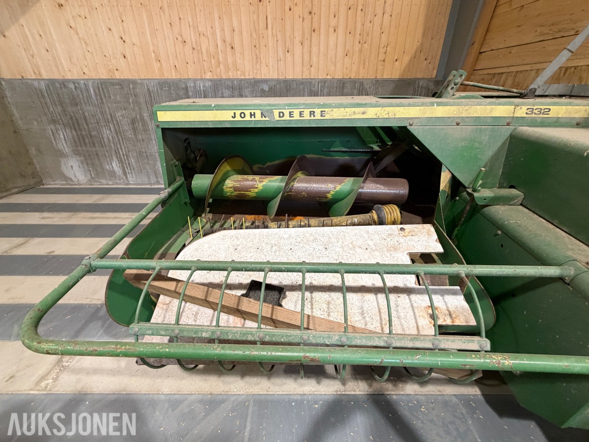 John Deere E0332 Firkantpresse - traktormontert - med pickup