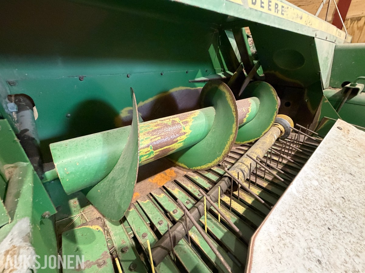John Deere E0332 Firkantpresse - traktormontert - med pickup