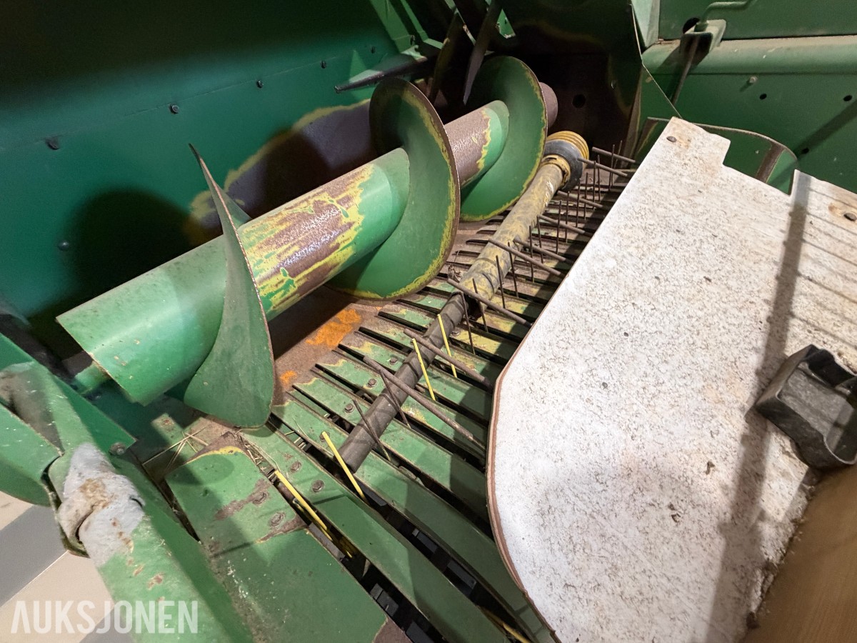 John Deere E0332 Firkantpresse - traktormontert - med pickup