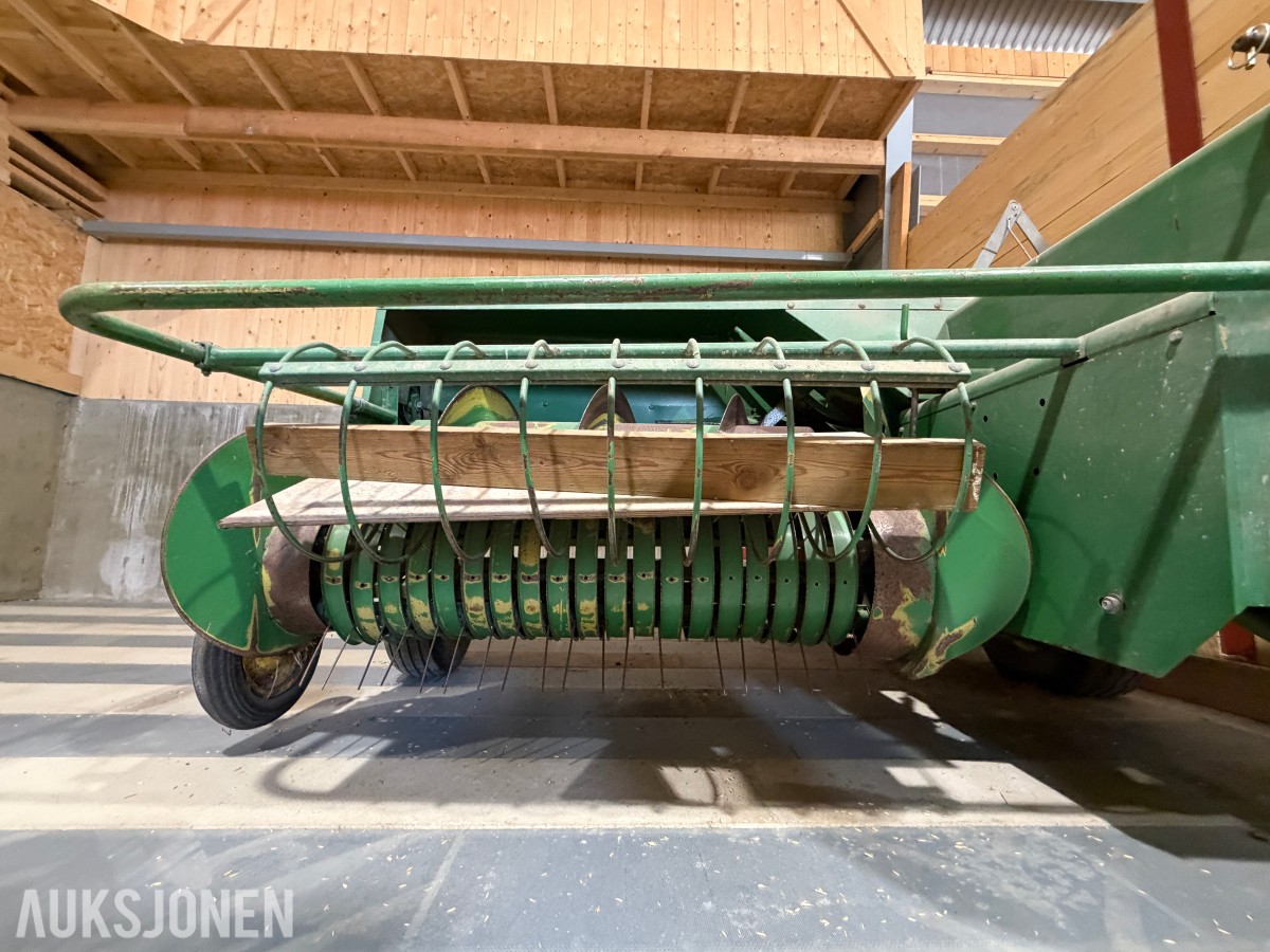 John Deere E0332 Firkantpresse - traktormontert - med pickup
