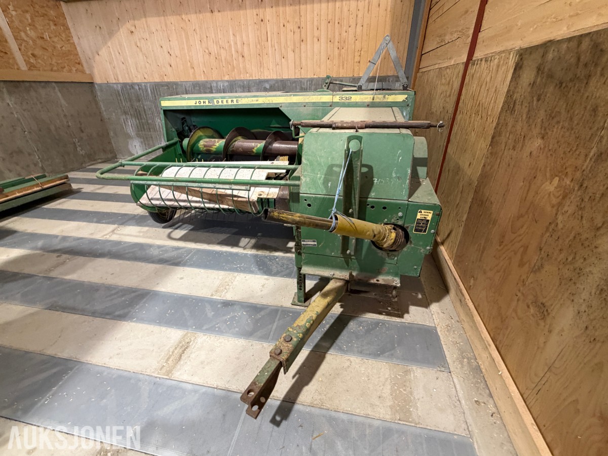 John Deere E0332 Firkantpresse - traktormontert - med pickup