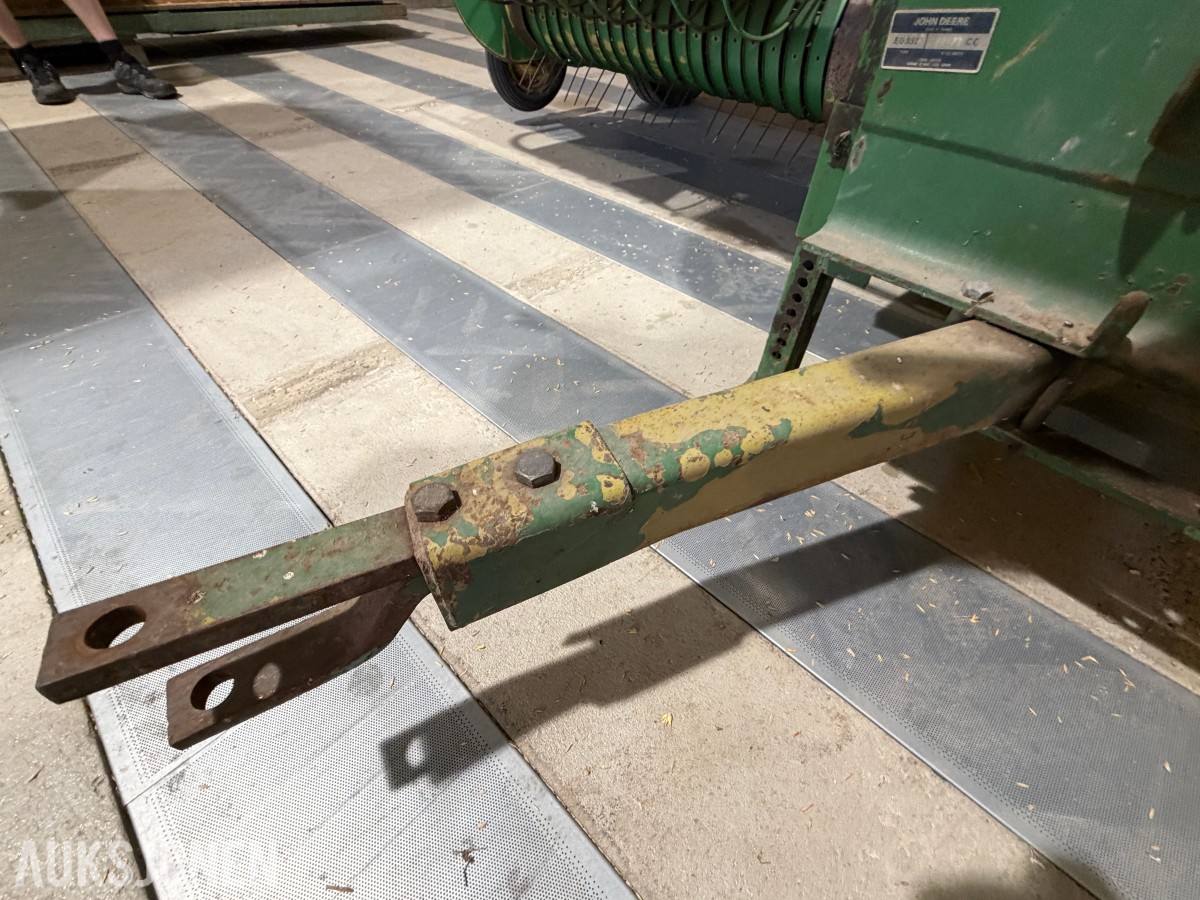 John Deere E0332 Firkantpresse - traktormontert - med pickup