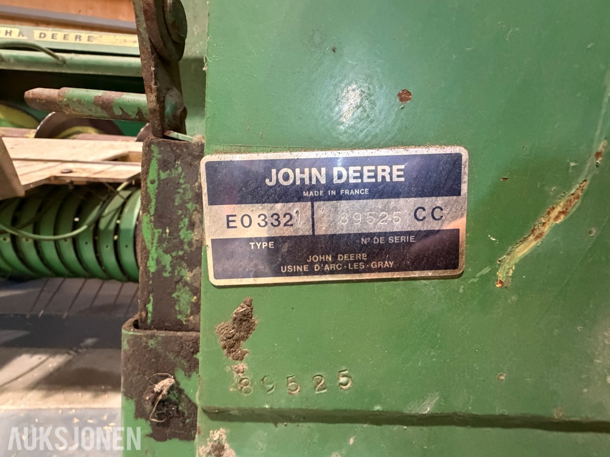 John Deere E0332 Firkantpresse - traktormontert - med pickup
