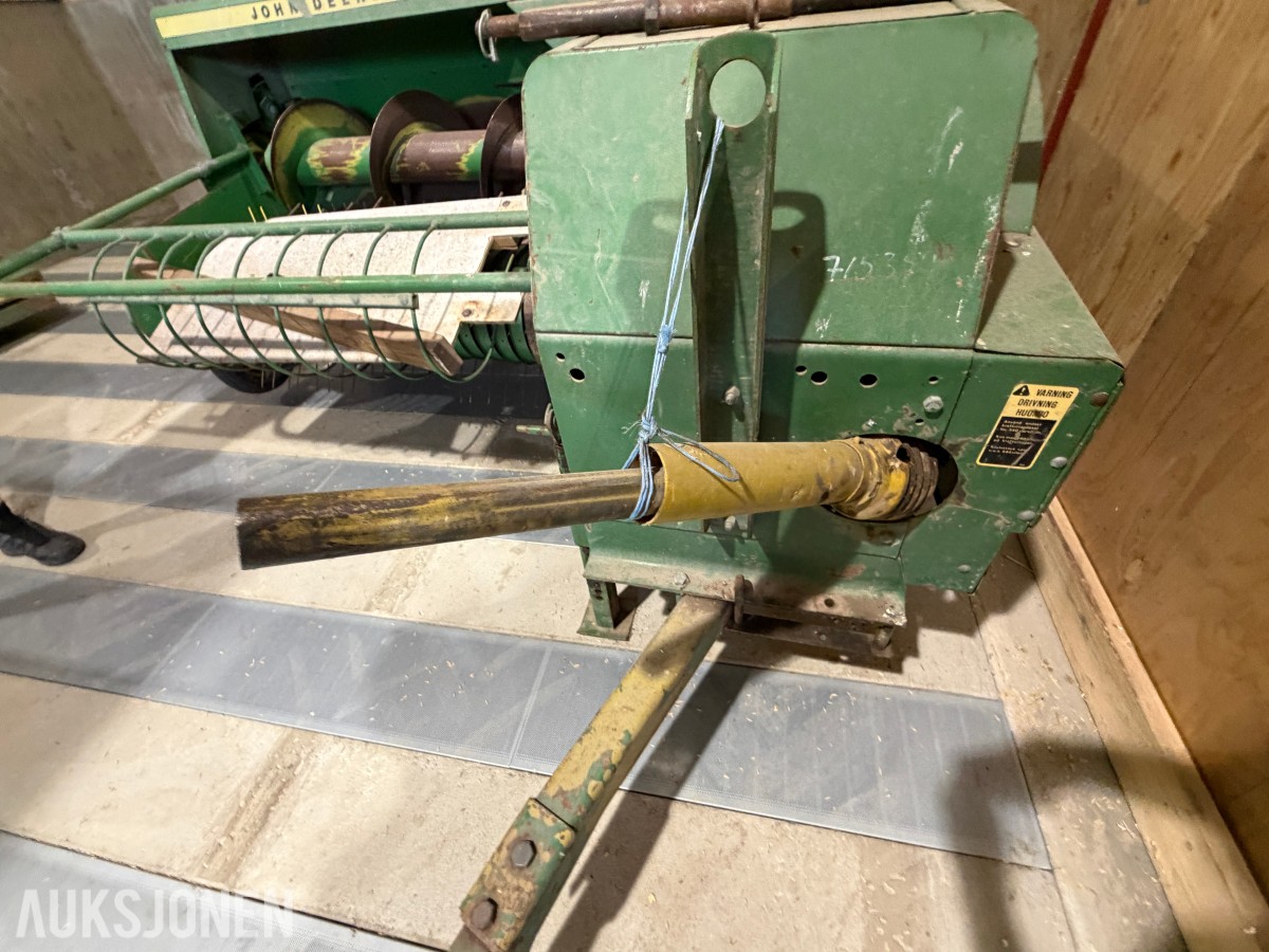 John Deere E0332 Firkantpresse - traktormontert - med pickup