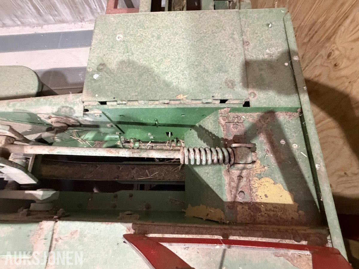 John Deere E0332 Firkantpresse - traktormontert - med pickup