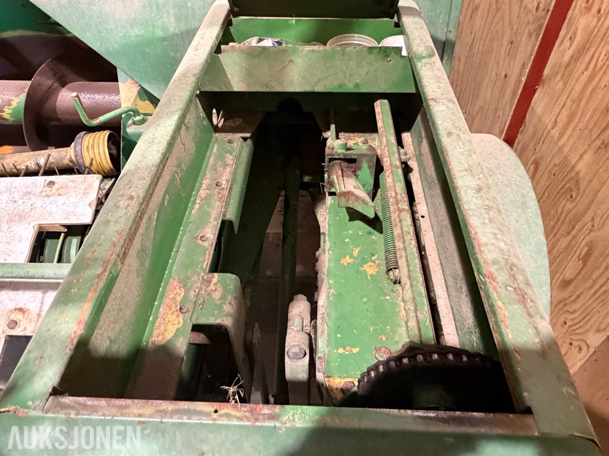 John Deere E0332 Firkantpresse - traktormontert - med pickup