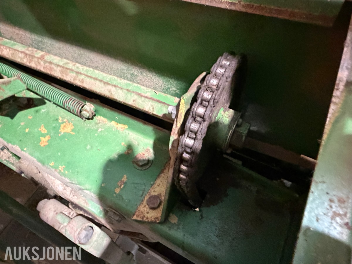 John Deere E0332 Firkantpresse - traktormontert - med pickup