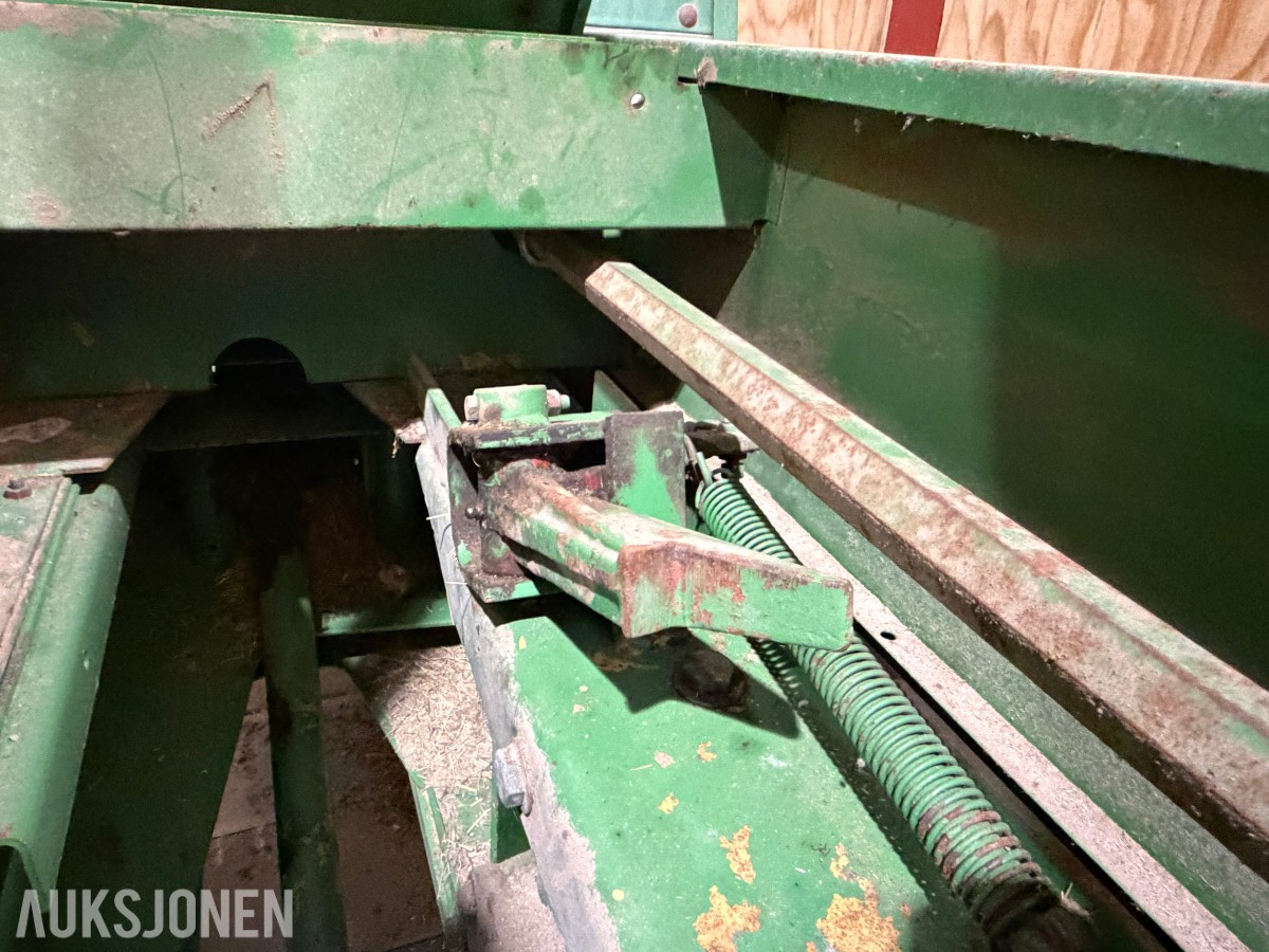 John Deere E0332 Firkantpresse - traktormontert - med pickup