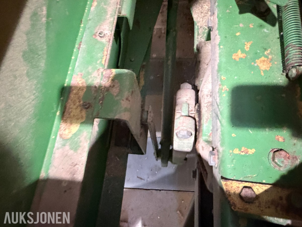 John Deere E0332 Firkantpresse - traktormontert - med pickup