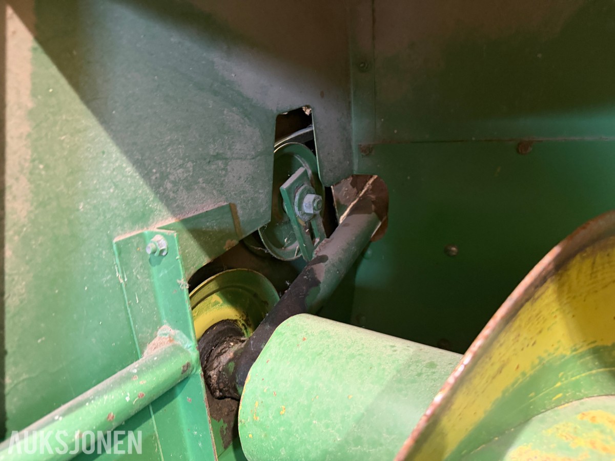 John Deere E0332 Firkantpresse - traktormontert - med pickup