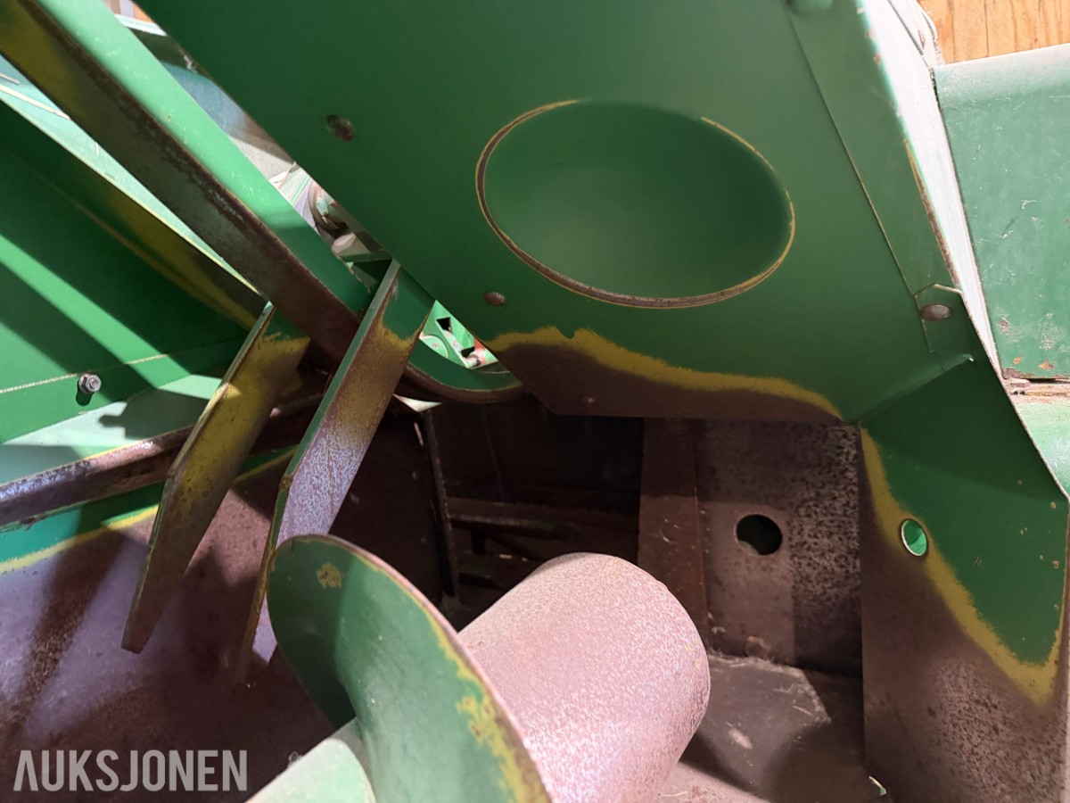 John Deere E0332 Firkantpresse - traktormontert - med pickup