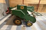 John Deere E0332 Firkantpresse - traktormontert - med pickup