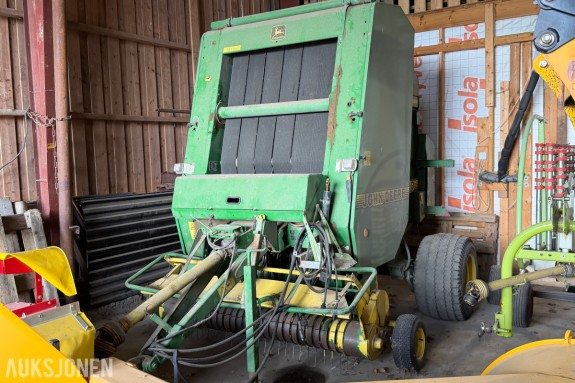 2000 John Deere 590 rundballepresse - fastkammer/beltepresse - traktormontert - med nettbinding