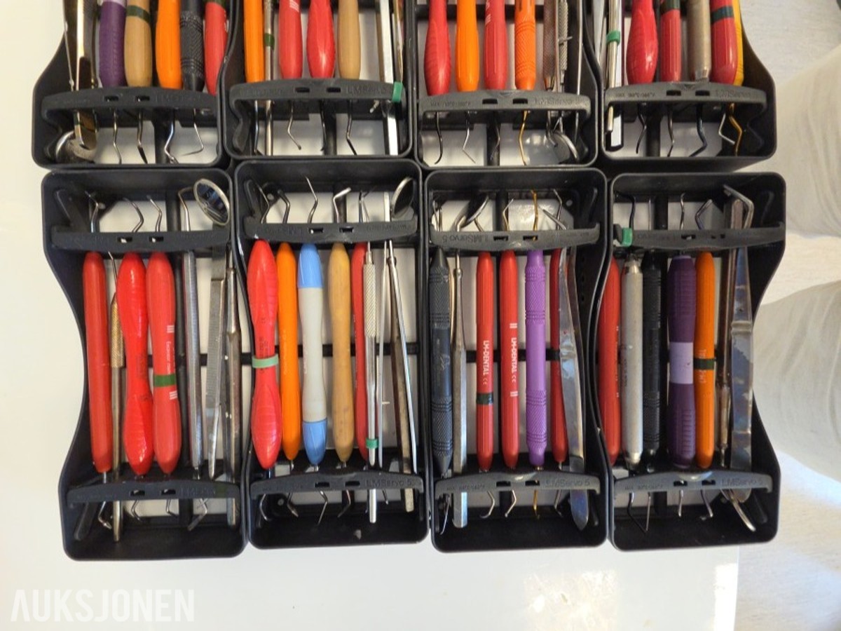 LM-Dental og øvrige odontologiske håndinstrumenter – stort parti med instrumentbrett
