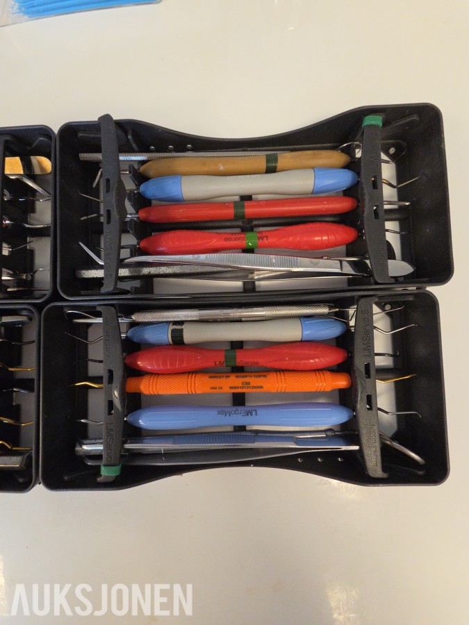 Periodontiske håndinstrumenter i LM Servo 5 steriliseringskassetter – ca. 20+ instrumenter