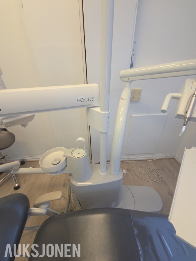 KaVo 1058 behandlingsunit med operasjonslampe og integrert røntgenarm