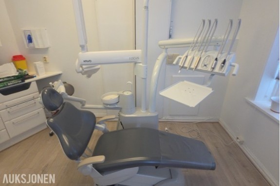KaVo 1058 behandlingsunit med operasjonslampe og integrert røntgenarm