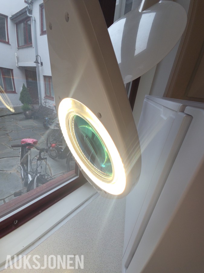 LED lupelampe med bordfeste og justerbar leddarm