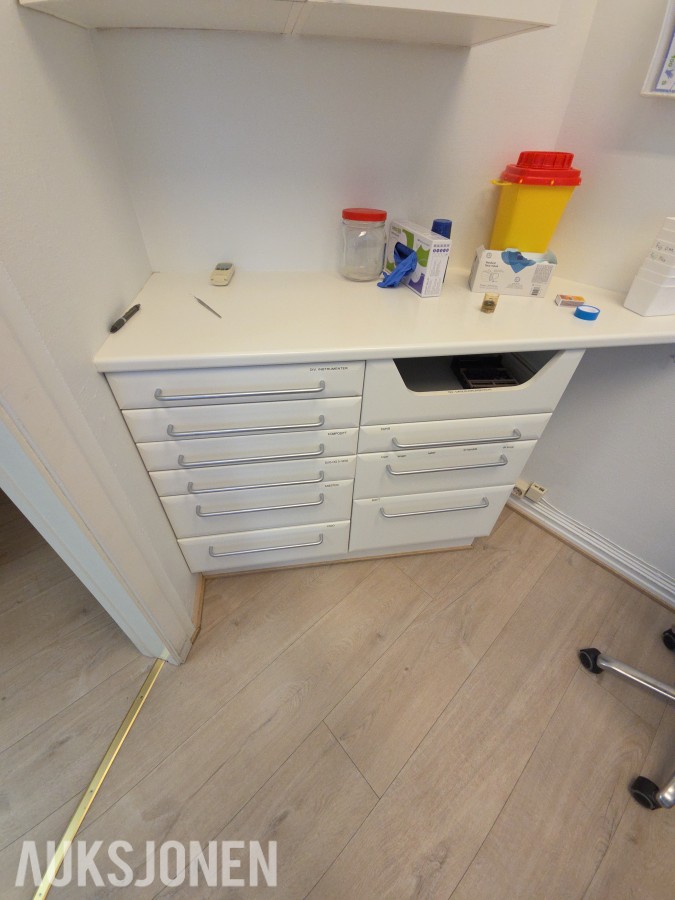 Dentalskap / klinikkinnredning med skuffer og oppbevaringsmoduler