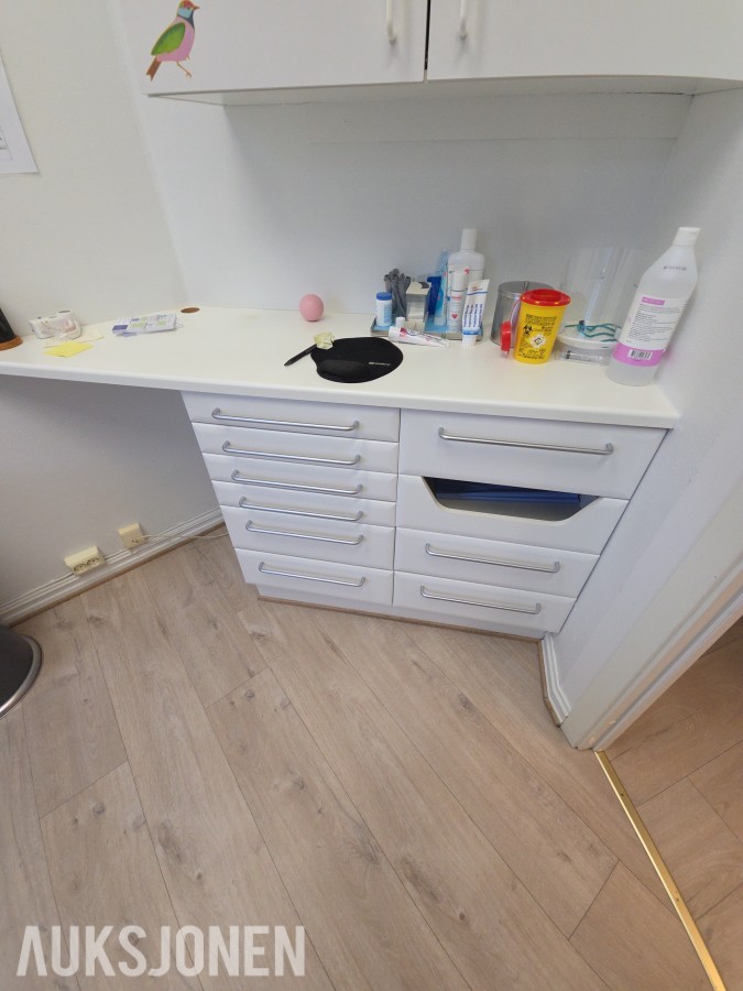 Dentalskap / klinikkinnredning med skuffer og oppbevaringsmoduler