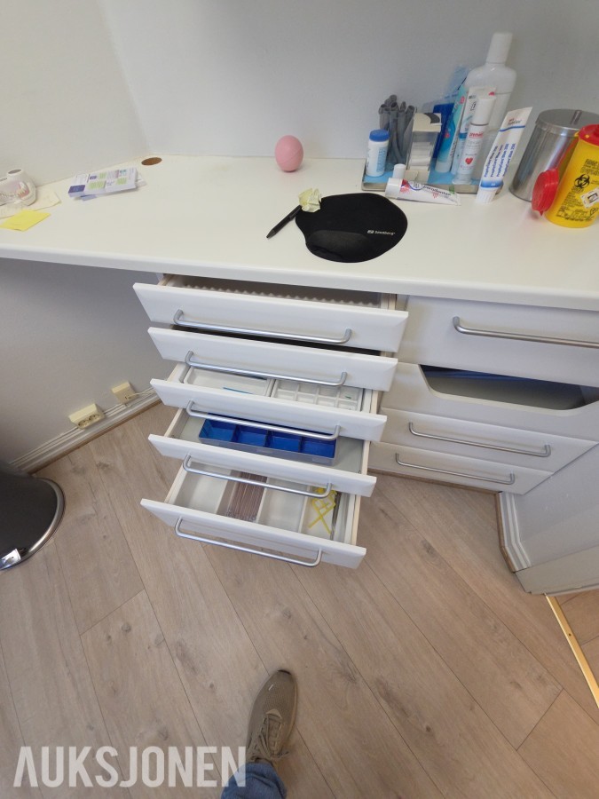 Dentalskap / klinikkinnredning med skuffer og oppbevaringsmoduler