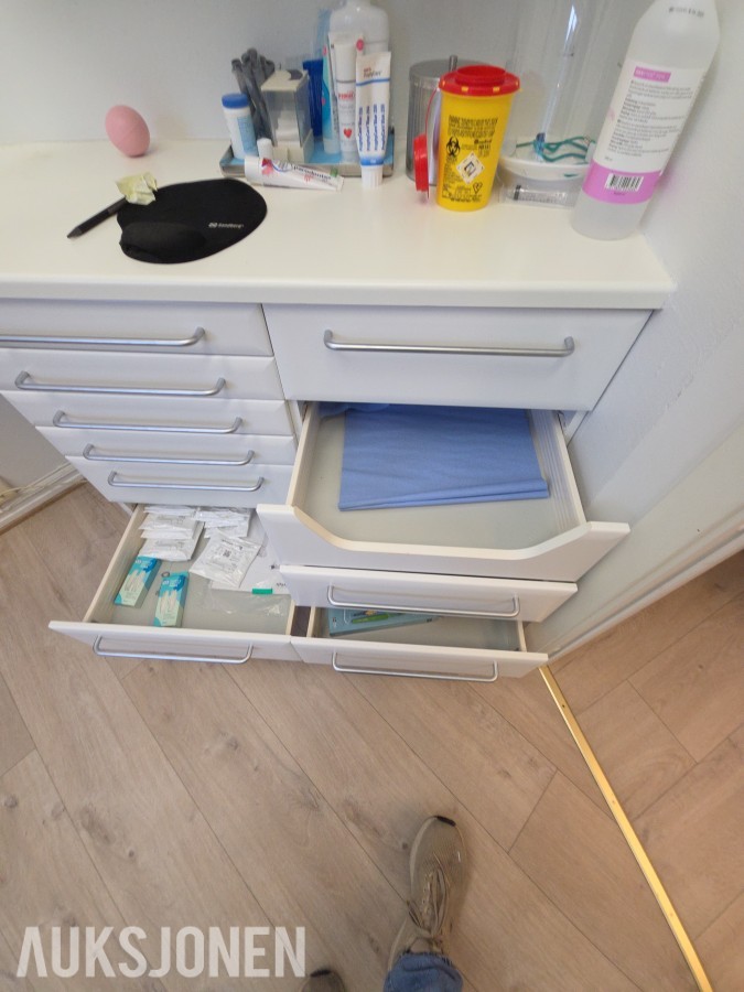 Dentalskap / klinikkinnredning med skuffer og oppbevaringsmoduler