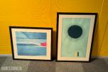 2 innrammede abstrakte kunsttrykk med sort ramme