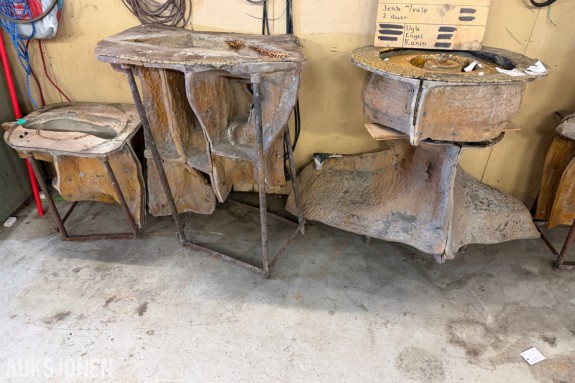 Former til hagefigurer og fontener i glassfiber - risteplate medfølger