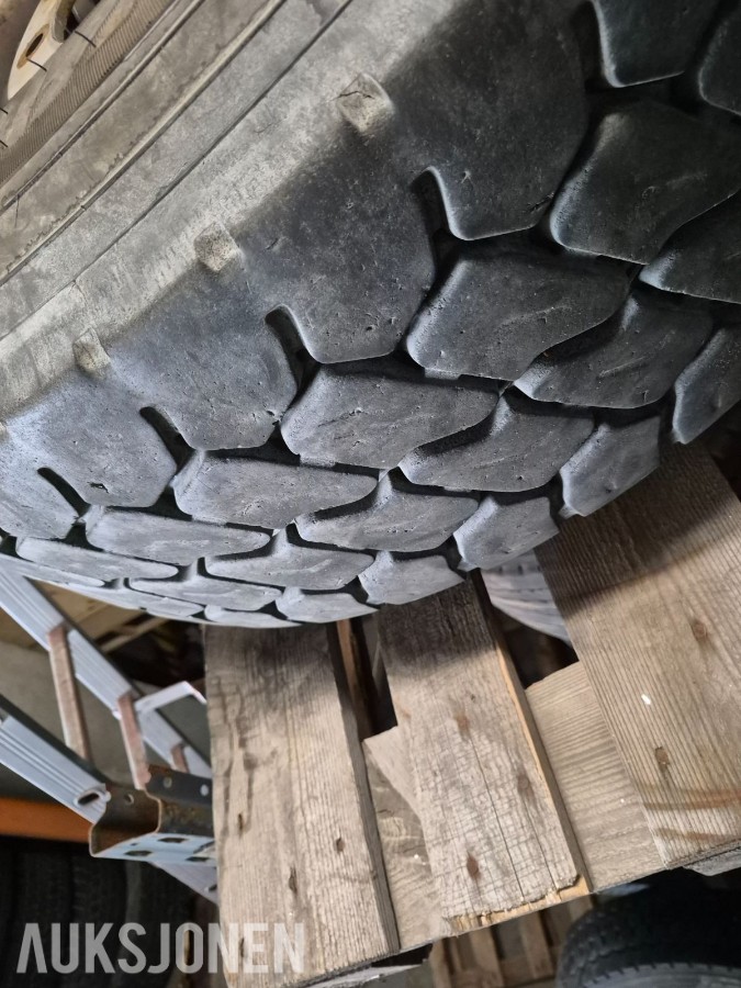 Ca 60 stk lastebil hjul med og uten felger