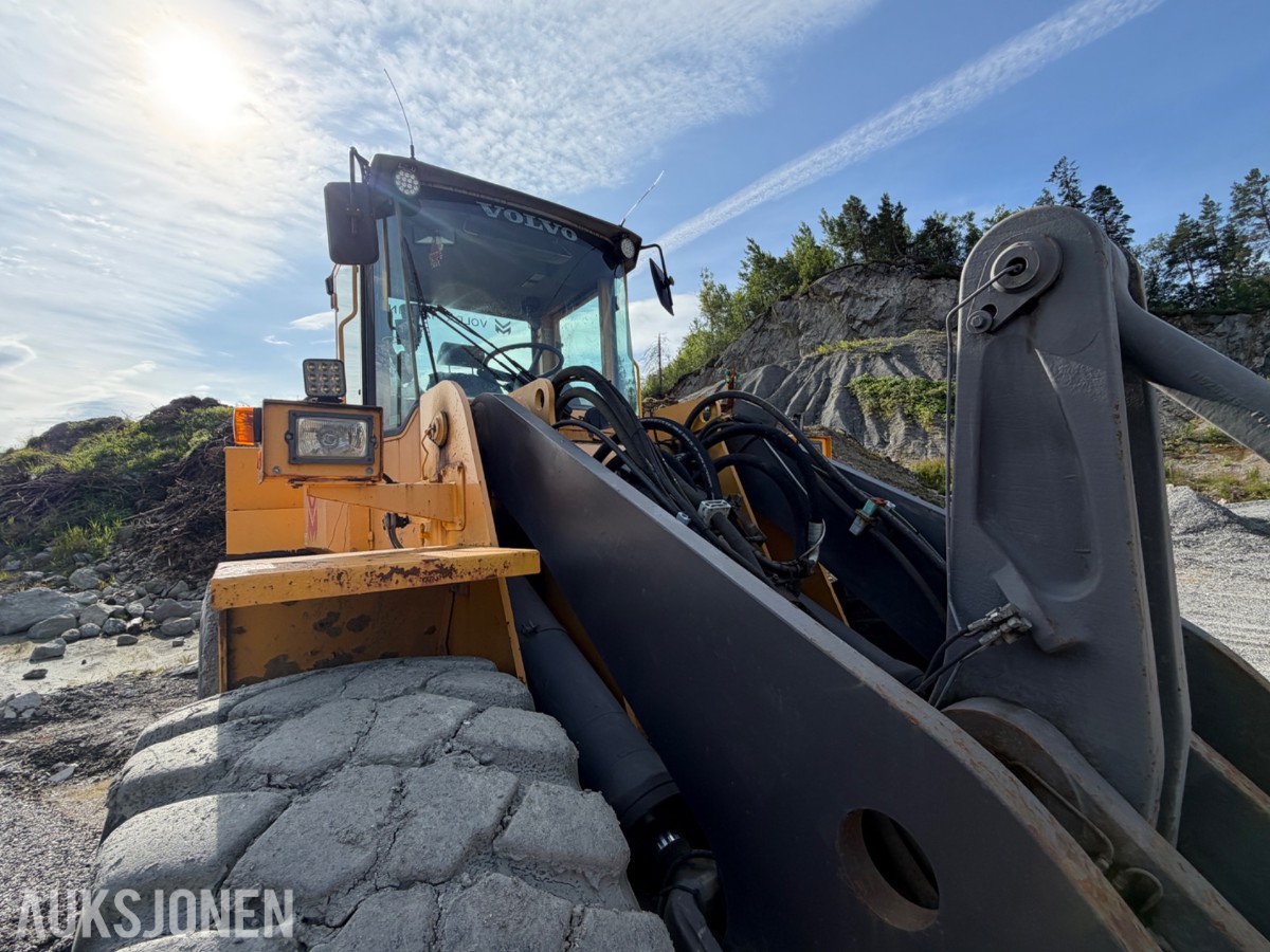 1997 Volvo L120C m/ HK-feste og 2 skuffer
