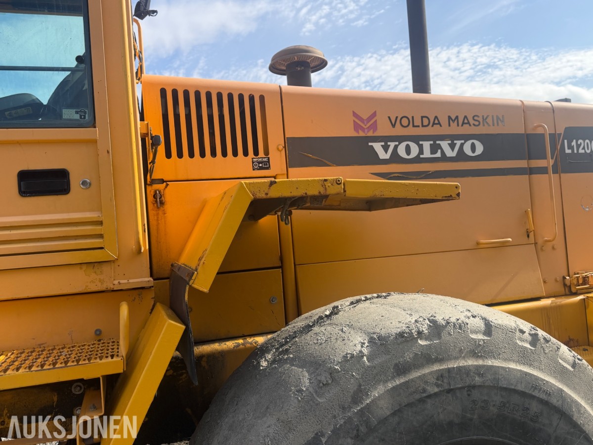 1997 Volvo L120C m/ HK-feste og 2 skuffer