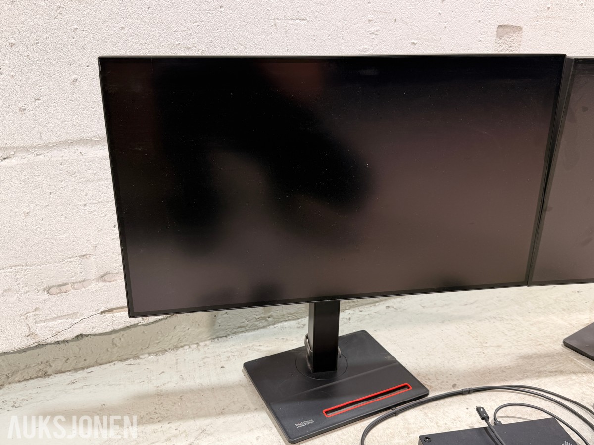 2 stk Lenovo ThinkVision 27 tommer QHD-skjermer med dokkingstasjoner