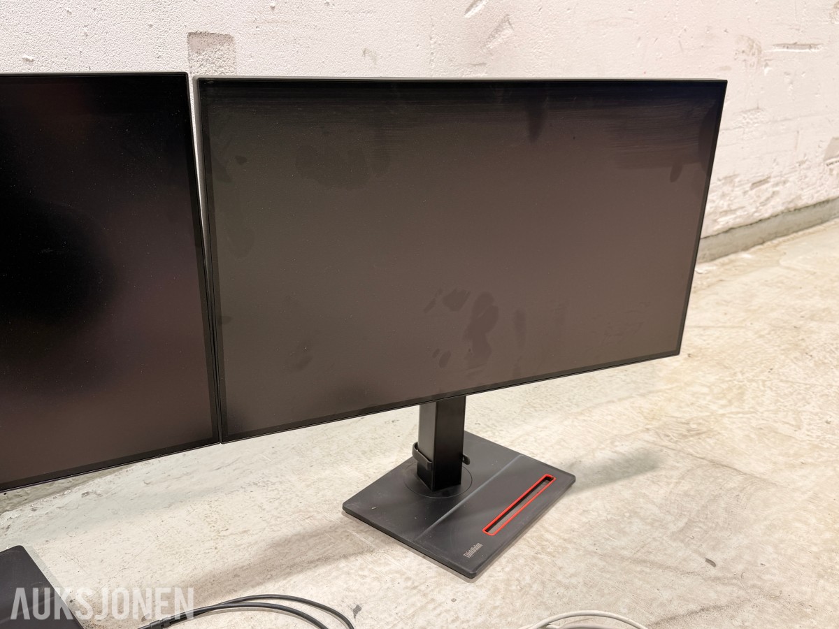 2 stk Lenovo ThinkVision 27 tommer QHD-skjermer med dokkingstasjoner