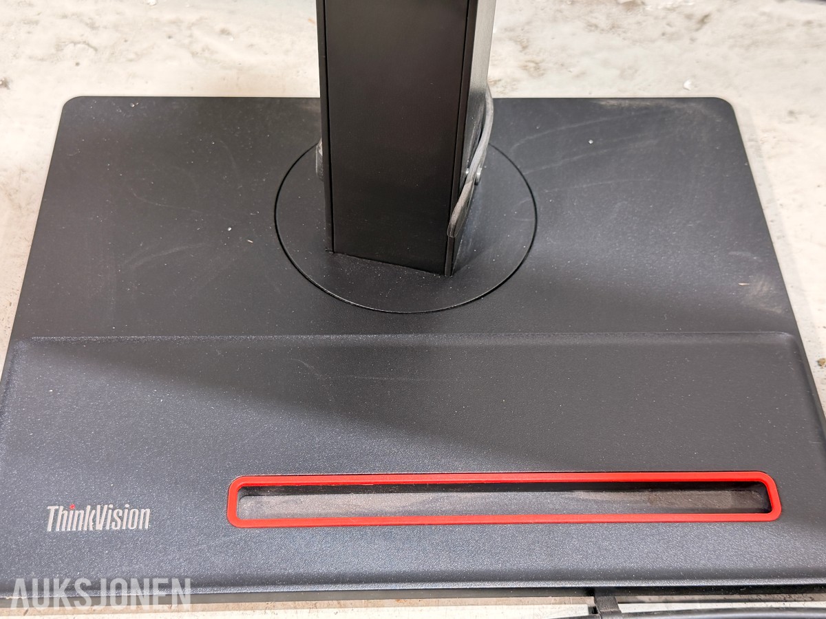 2 stk Lenovo ThinkVision 27 tommer QHD-skjermer med dokkingstasjoner