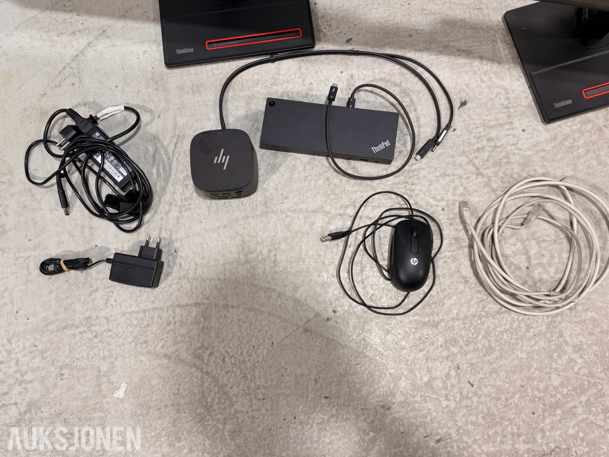 2 stk Lenovo ThinkVision 27 tommer QHD-skjermer med dokkingstasjoner