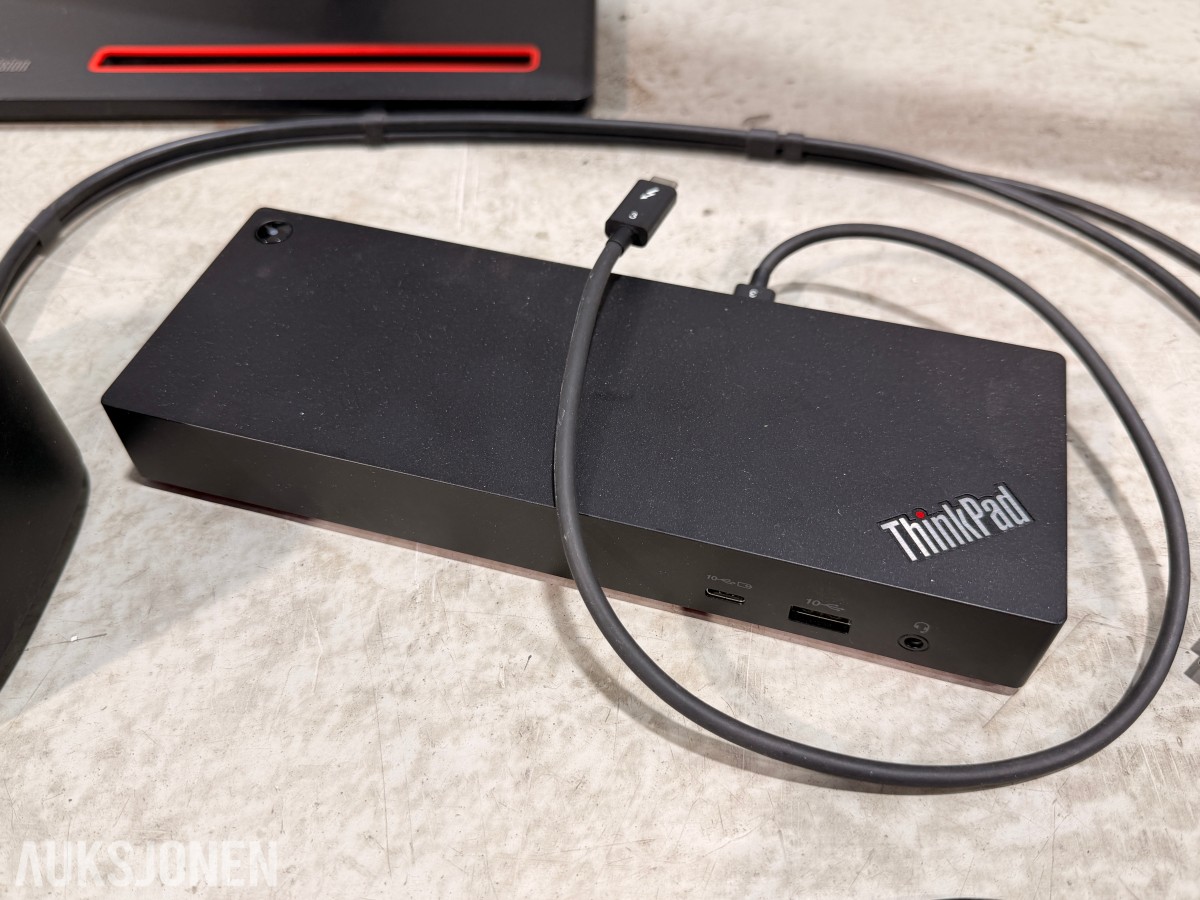 2 stk Lenovo ThinkVision 27 tommer QHD-skjermer med dokkingstasjoner