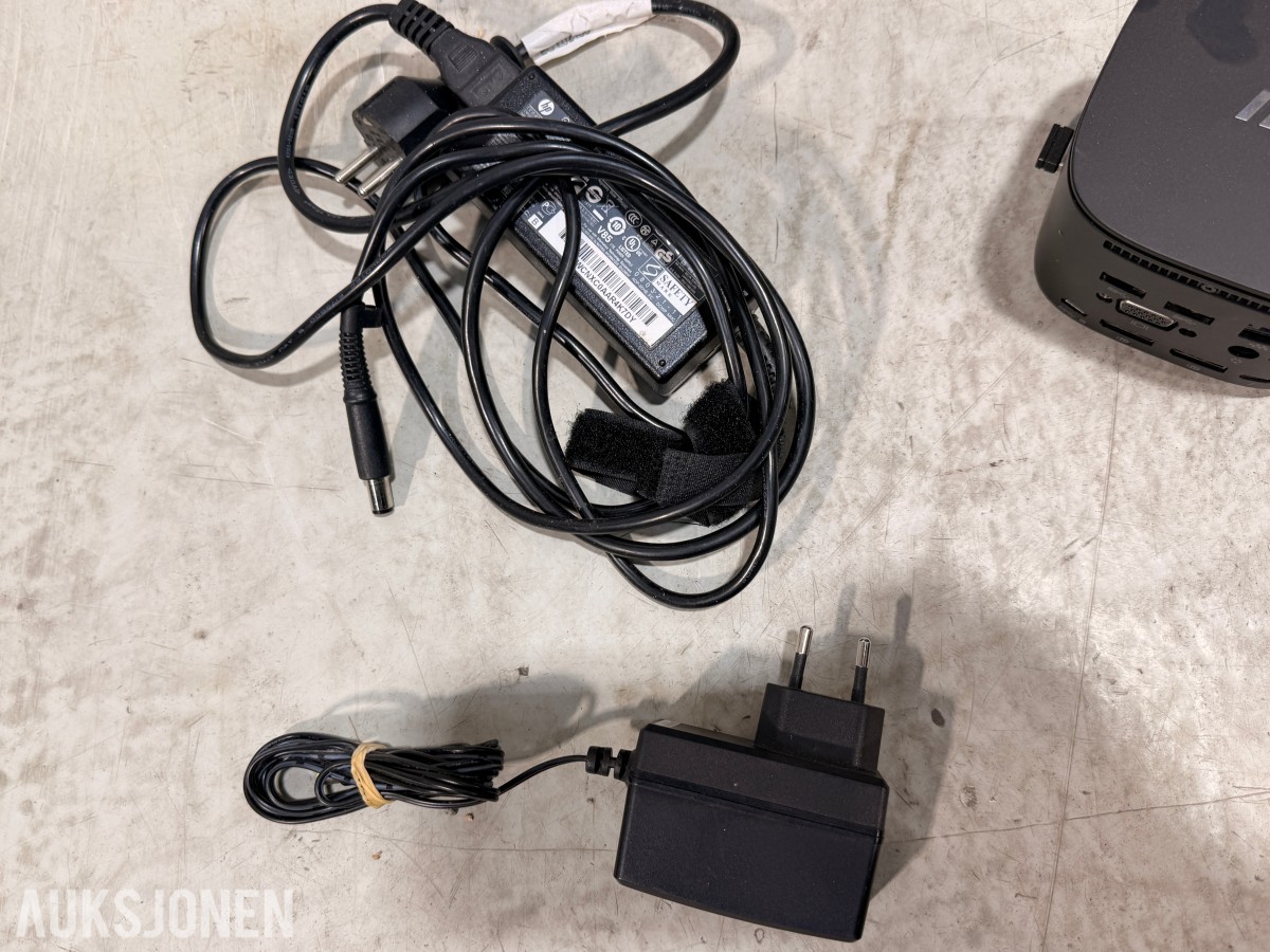 2 stk Lenovo ThinkVision 27 tommer QHD-skjermer med dokkingstasjoner