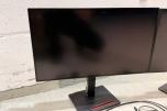 2 stk Lenovo ThinkVision 27 tommer QHD-skjermer med dokkingstasjoner