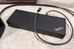 2 stk Lenovo ThinkVision 27 tommer QHD-skjermer med dokkingstasjoner