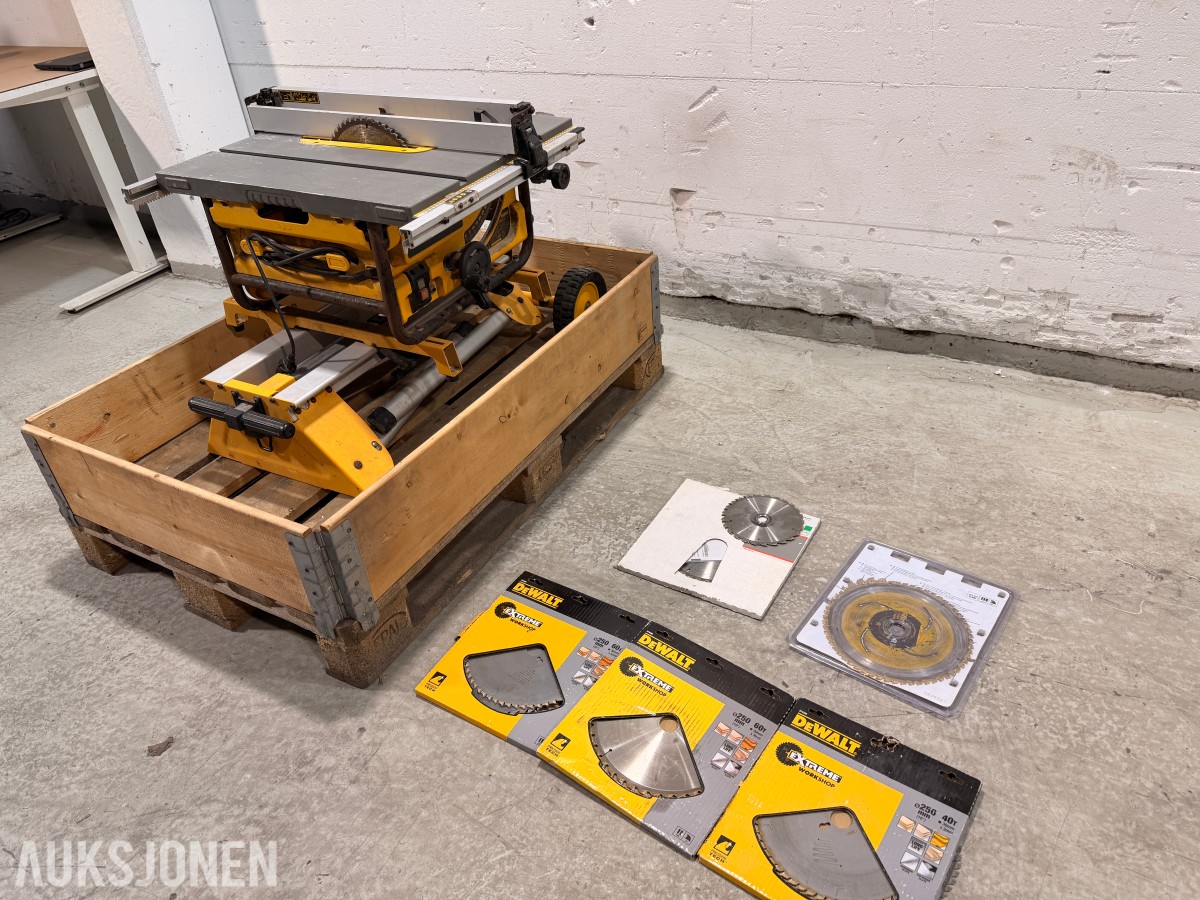 DeWalt DW745 bordsag med DE7400 arbeidsstativ og sagblader