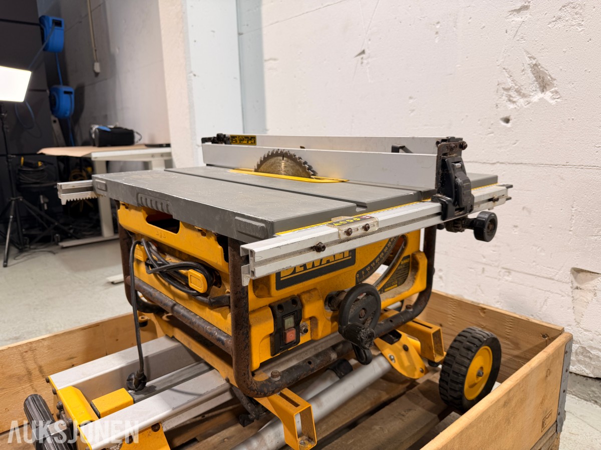 DeWalt DW745 bordsag med DE7400 arbeidsstativ og sagblader