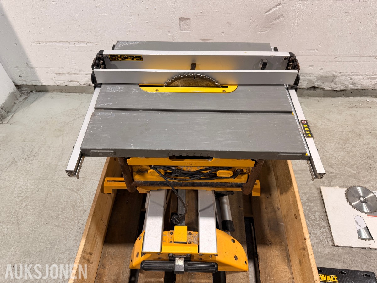 DeWalt DW745 bordsag med DE7400 arbeidsstativ og sagblader