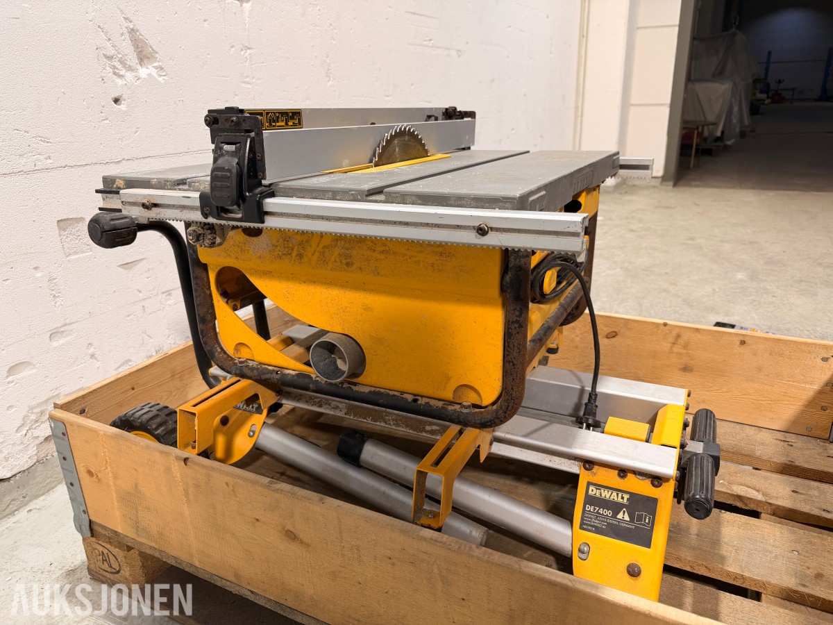 DeWalt DW745 bordsag med DE7400 arbeidsstativ og sagblader