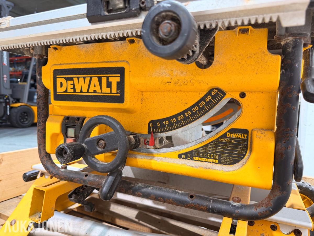 DeWalt DW745 bordsag med DE7400 arbeidsstativ og sagblader