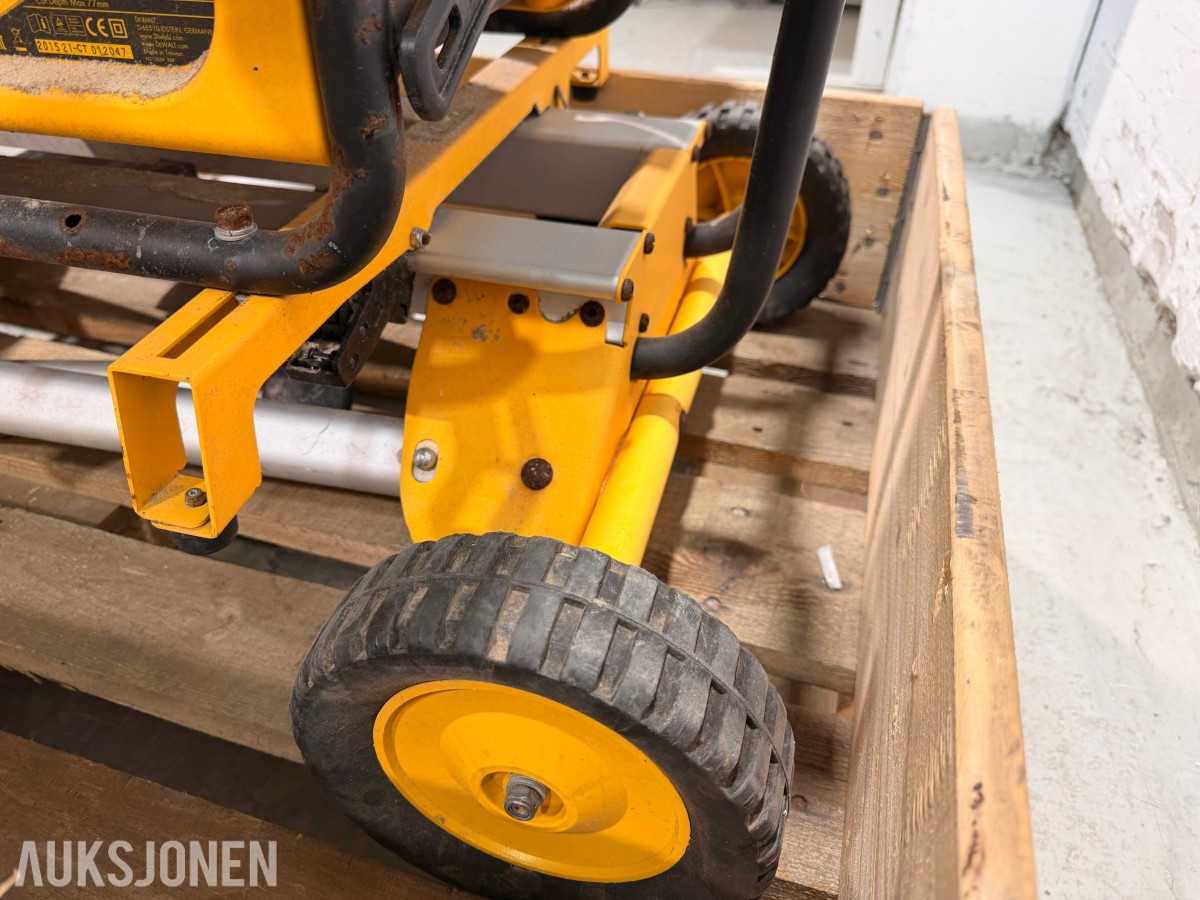 DeWalt DW745 bordsag med DE7400 arbeidsstativ og sagblader
